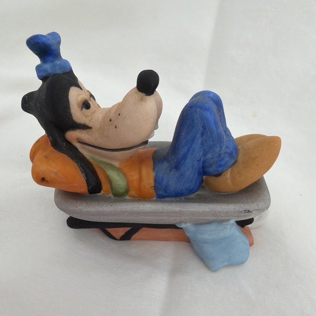 GOOFY in a Wheelbarrow Walt Disney Production  figurine VTG