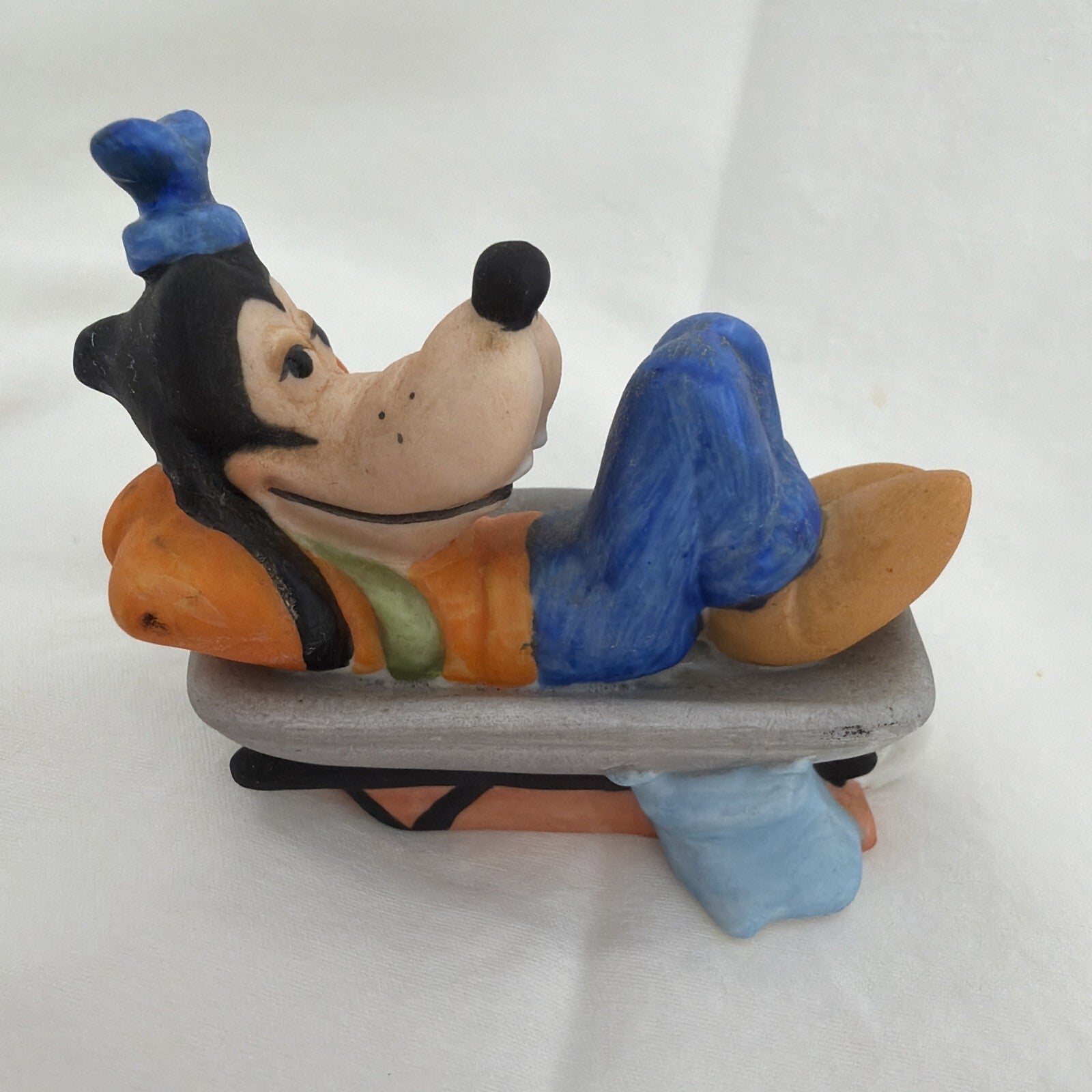 GOOFY in a Wheelbarrow Walt Disney Production  figurine VTG