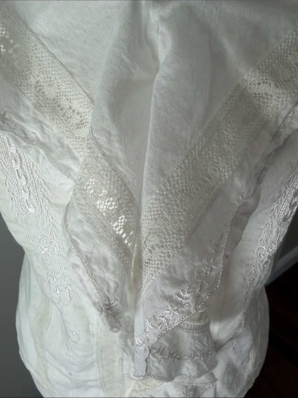 BCBG MAXAZRIA White Lace Ruffle Cami Top SM
