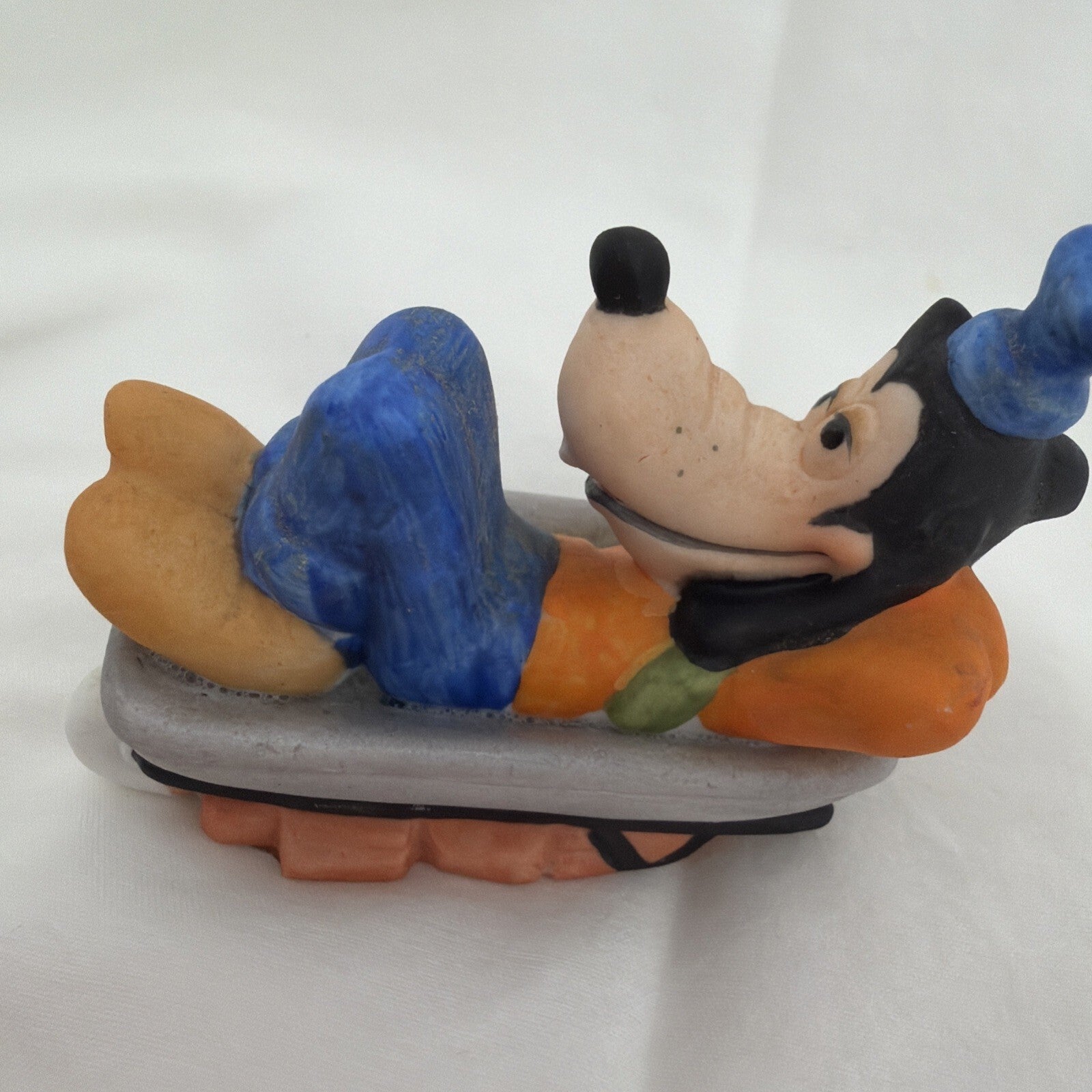 GOOFY in a Wheelbarrow Walt Disney Production  figurine VTG