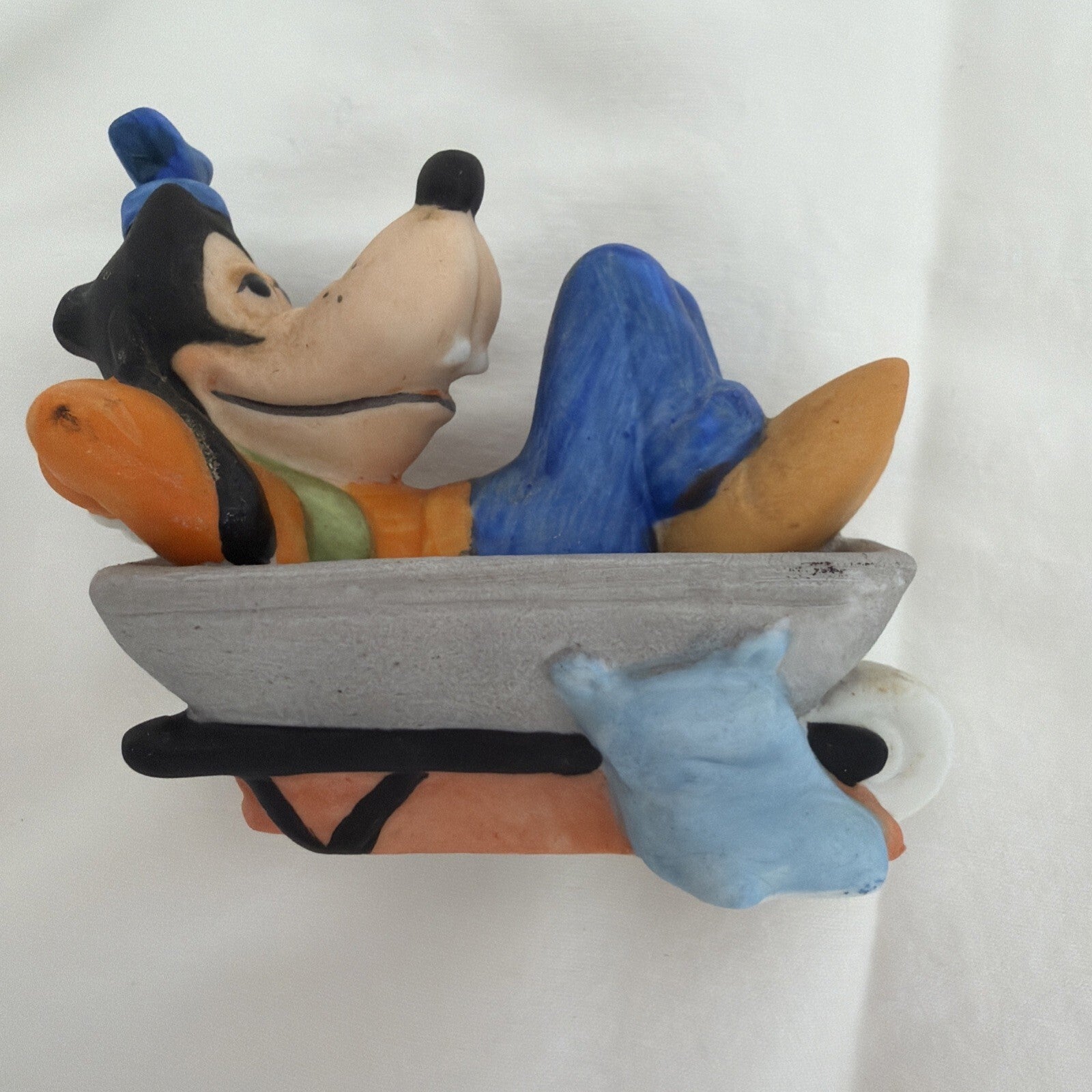 GOOFY in a Wheelbarrow Walt Disney Production  figurine VTG