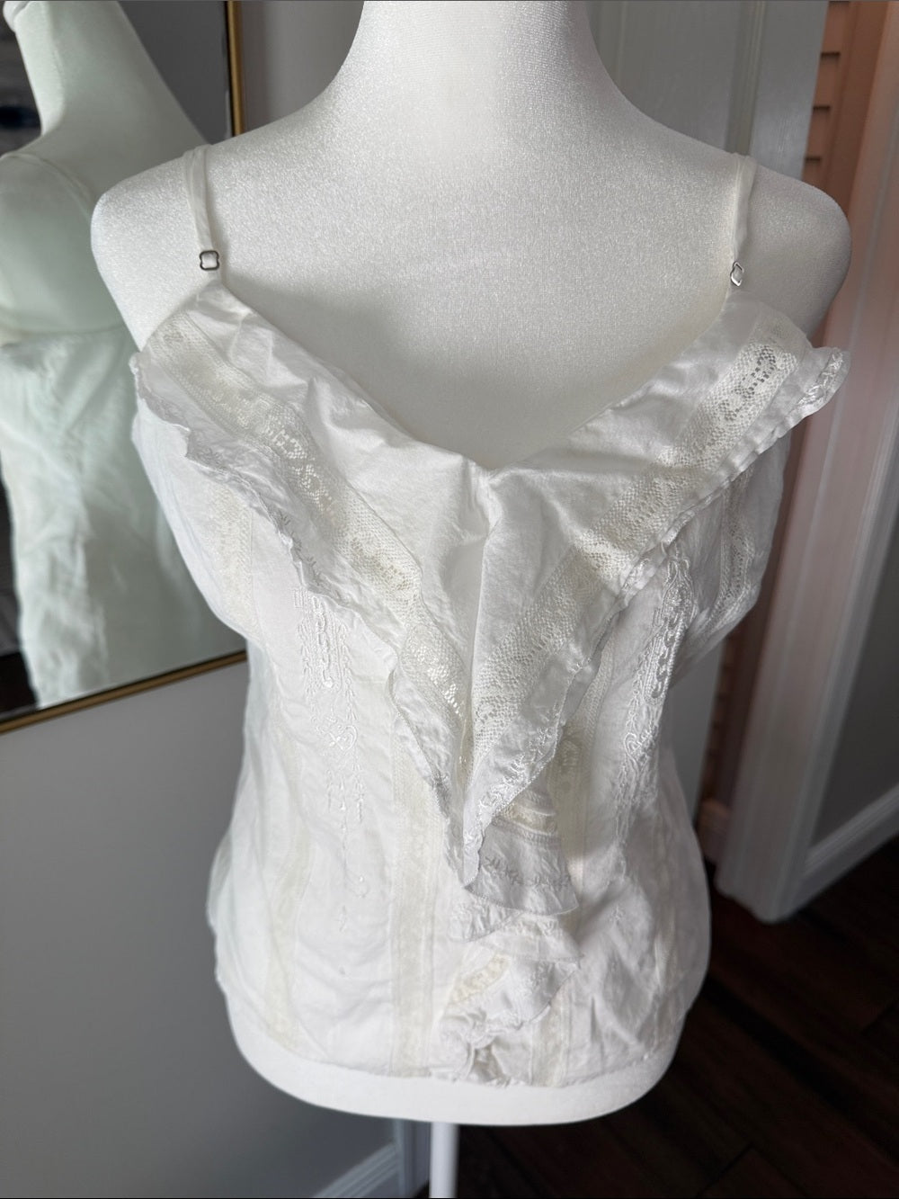 BCBG MAXAZRIA White Lace Ruffle Cami Top SM